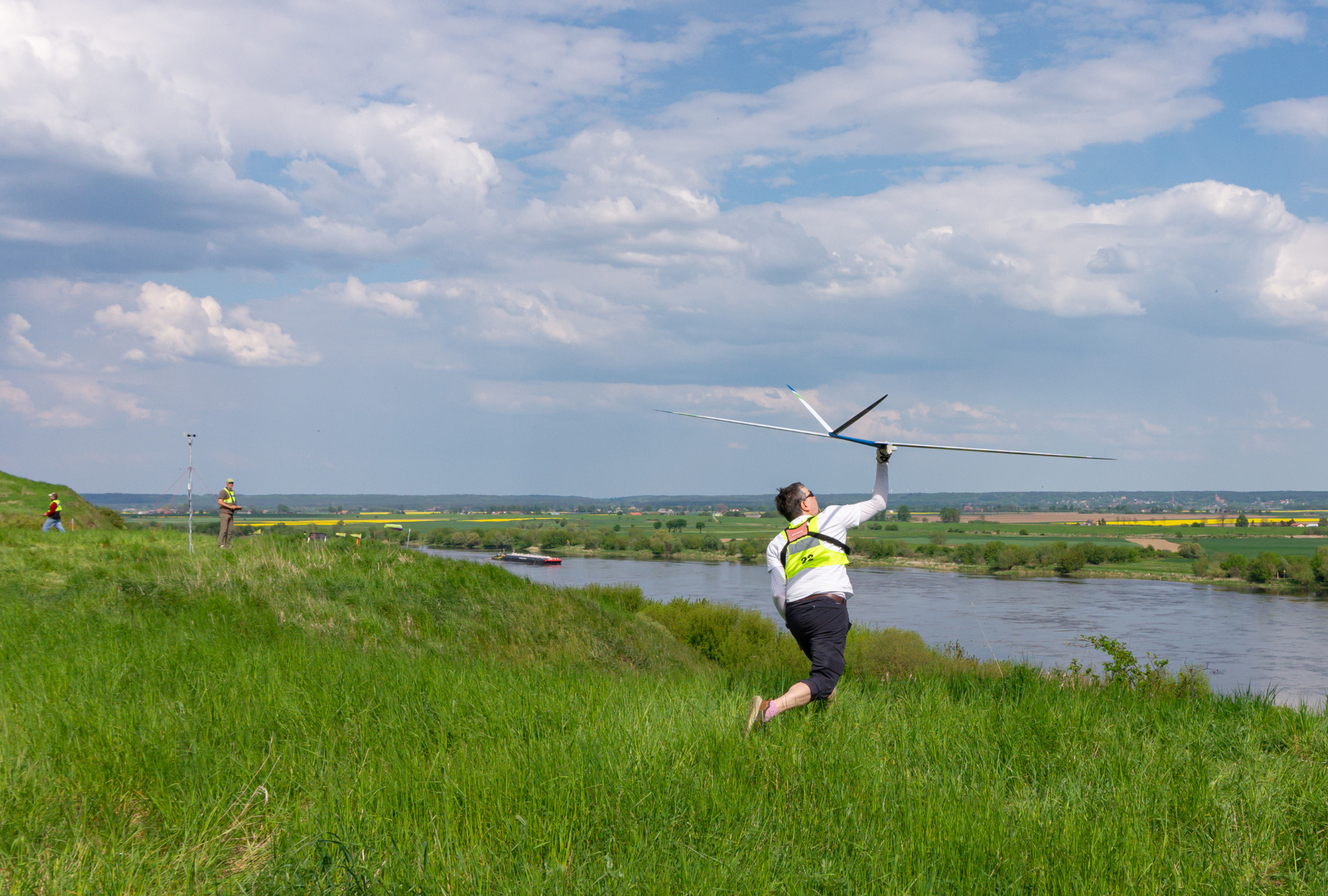 Launching a model sailplane at the slope